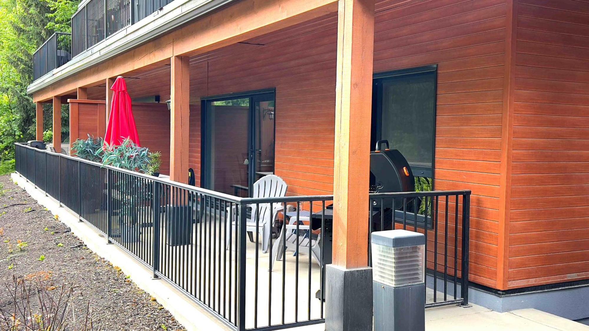 Al'S Escape By Revelstoke Vacations Apartment Exterior photo